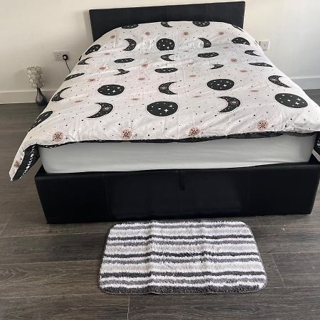 The Serviced Accommodations Харлоу Екстериор снимка