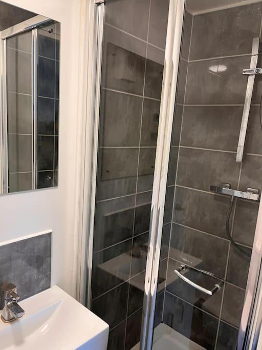 The Serviced Accommodations Харлоу Екстериор снимка