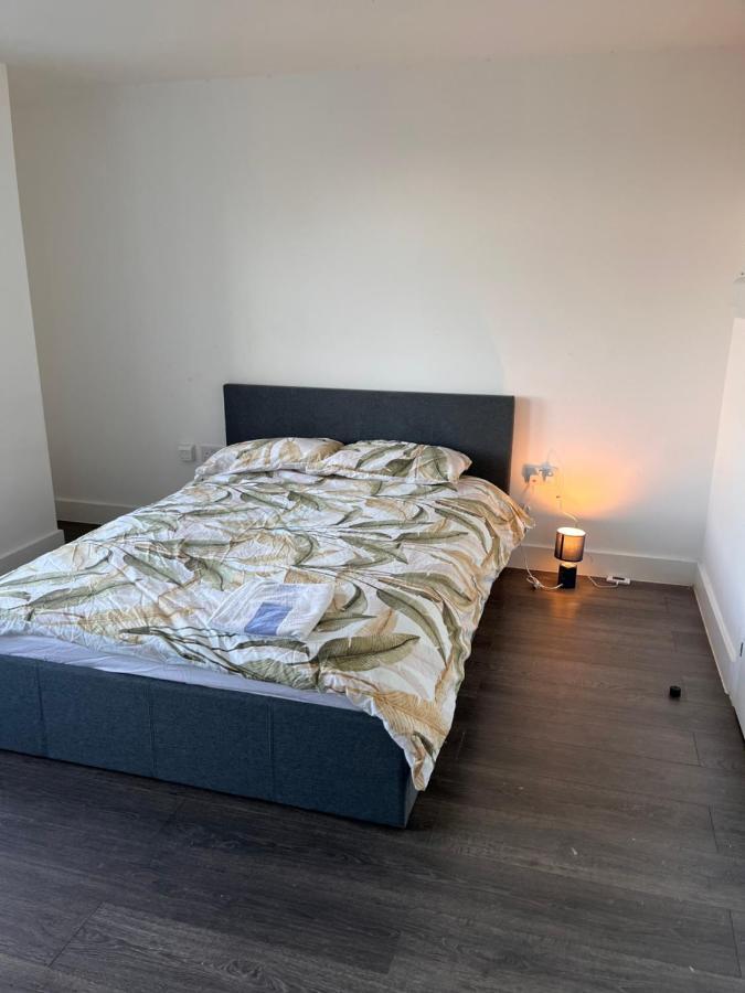 The Serviced Accommodations Харлоу Екстериор снимка
