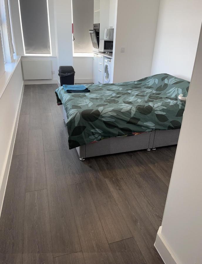 The Serviced Accommodations Харлоу Екстериор снимка
