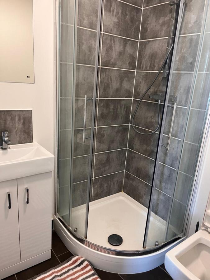 The Serviced Accommodations Харлоу Екстериор снимка