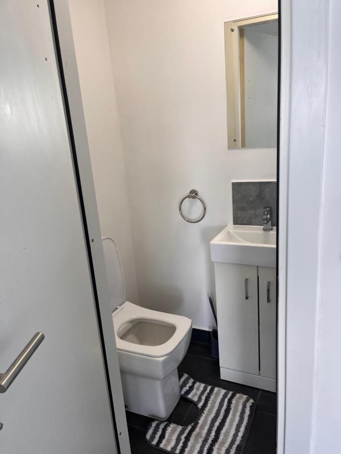 The Serviced Accommodations Харлоу Екстериор снимка