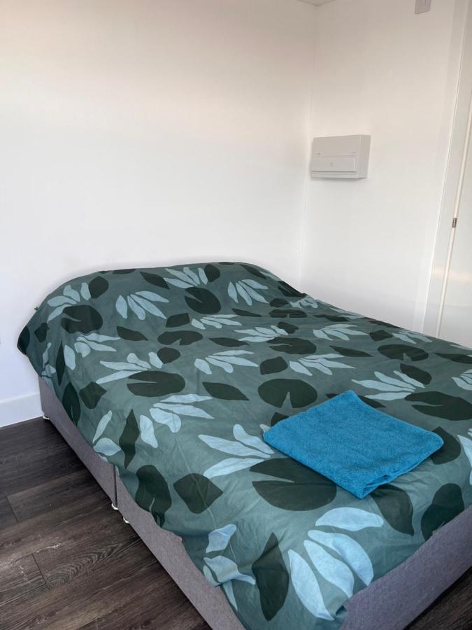 The Serviced Accommodations Харлоу Екстериор снимка