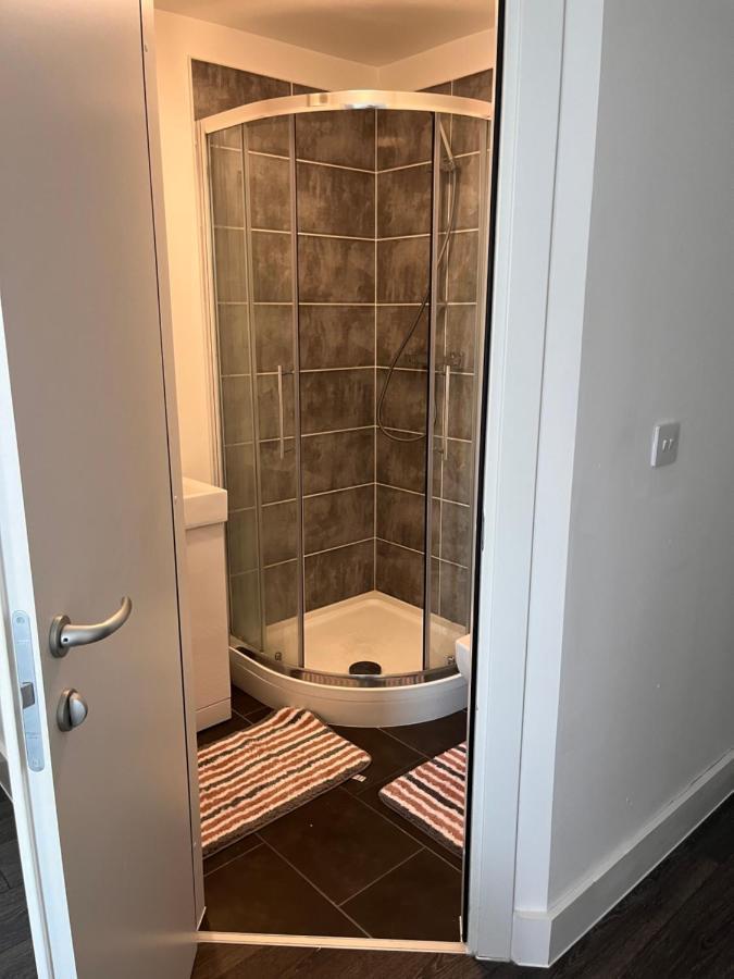 The Serviced Accommodations Харлоу Екстериор снимка