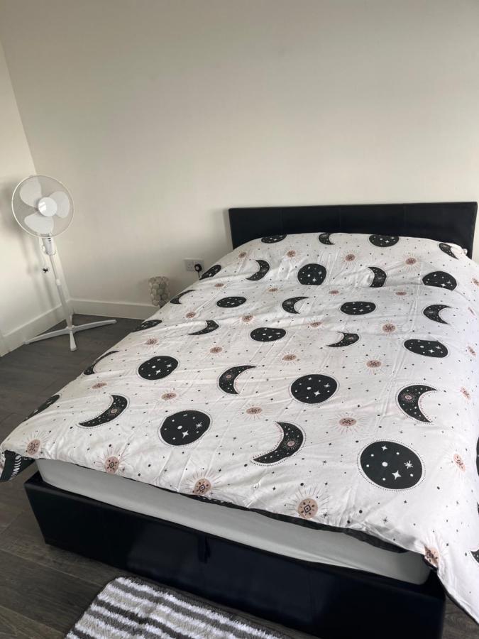 The Serviced Accommodations Харлоу Екстериор снимка