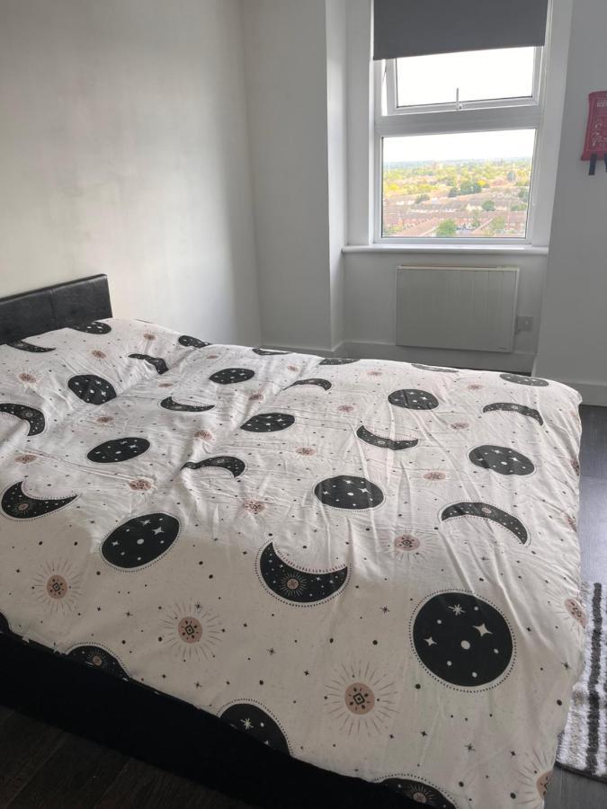 The Serviced Accommodations Харлоу Екстериор снимка