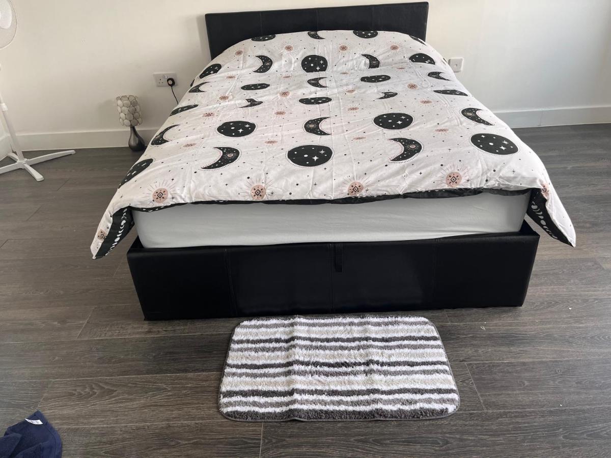 The Serviced Accommodations Харлоу Екстериор снимка